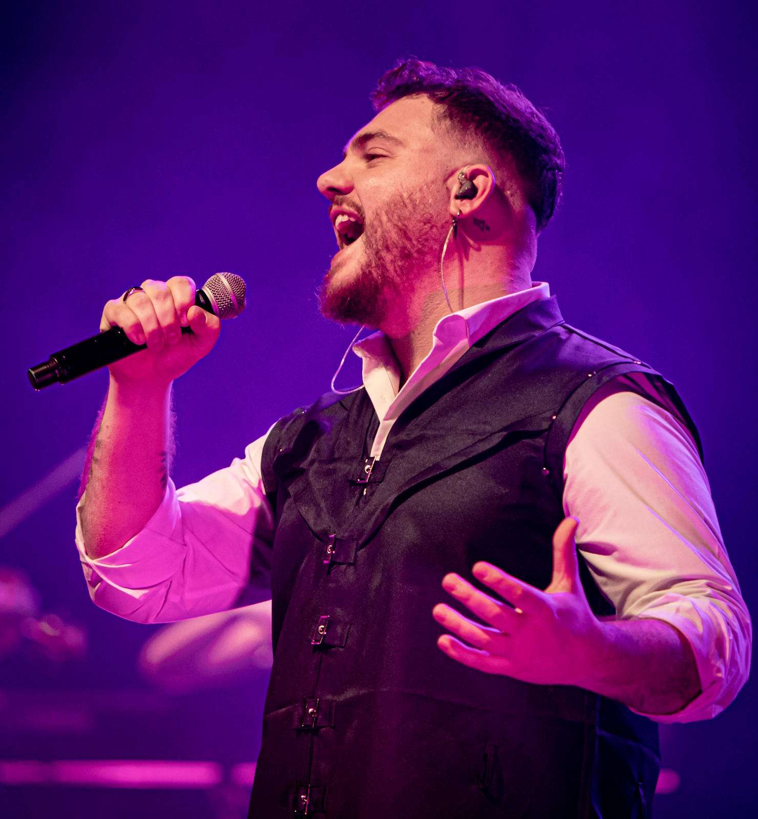 CALEB - PROFESOR DE CANTO, PERCUBÓN Y MUSIZÓN Academia Élite