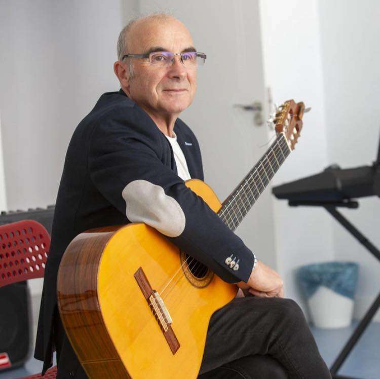 MANUEL - DIRECTOR DE LA ACADEMIA Y PROFESOR DE GUITARRA, BANDURRIA Y LAÚD Academia Élite